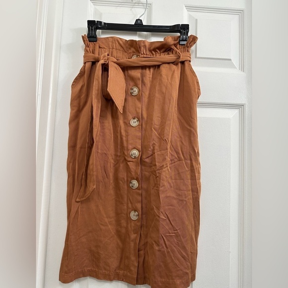 Entro Rust Midi Skirt with Button Detail - Picture 2 of 9
